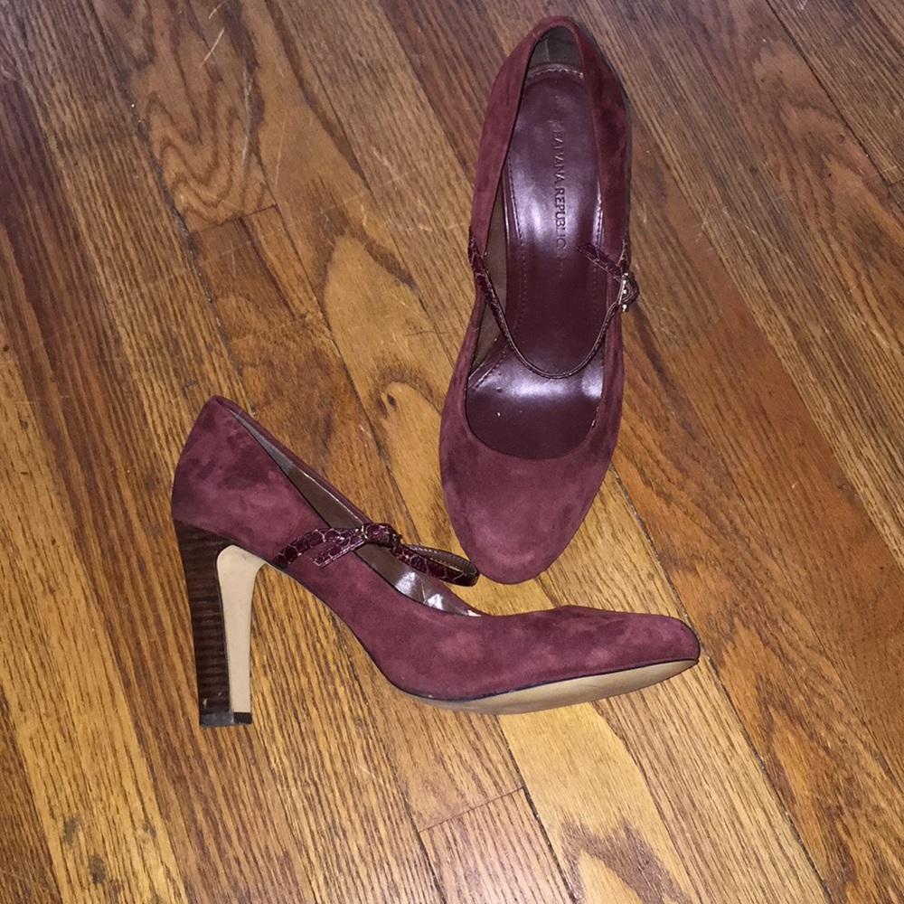 Cute pair of Banana Republic heels. Great for work
